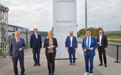 Group picture at the inauguration of Laudaplatz 1