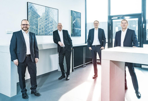 Picture 2: Group picture Group picture of the enlarged LAUDA management team
