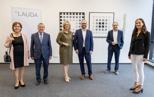 Picture: Group picture The shareholders of LAUDA, Christine Koschker and Dr. Gerhard Wobser, Manuela Wobser with her husband Dr. Gunther Wobser, President and CEO of LAUDA, the Chairman of the Works Council Elmar Mohr, as well as Elke Döring, Managing Director of the Chamber of Commerce Heilbonn-Franken.